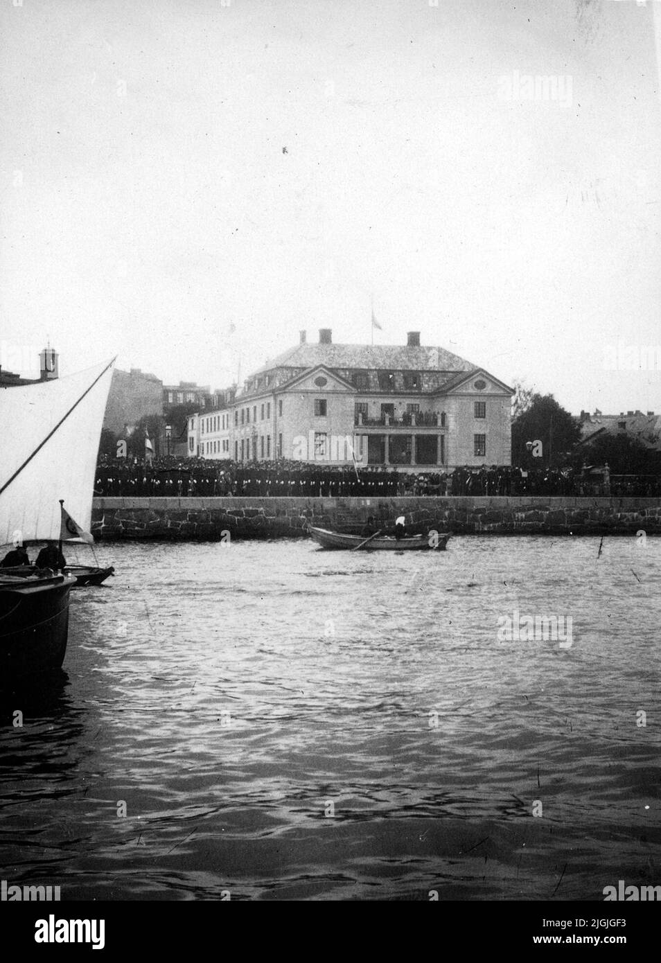 La collezione pubblica a Kungsbron a Karlskrona in connessione con la barca cannone Svensksund arriva il 30 settembre 1930. A bordo si trovano i resti dei tre pollatori Salomon August Andrée, Knut Fraenkel e Nils Strindberg, scomparsi da quando la spedizione Andrée scomparve nel 1897 e rinvenuta a Vitön nell'estate del 1930. La sosta a Karlskrona continuò a Svensksund fino a Stoccolma dove si svolse il funerale solenne. Foto Stock