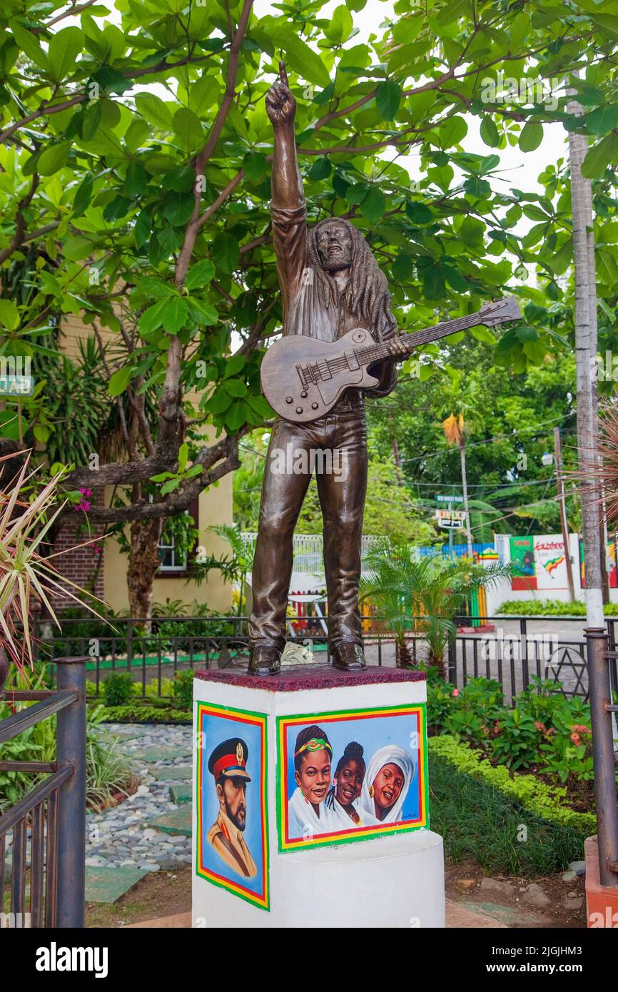 Giamaica, Kingston. Il museo Bob Marley ha una statua di fronte all'edificio. Foto Stock