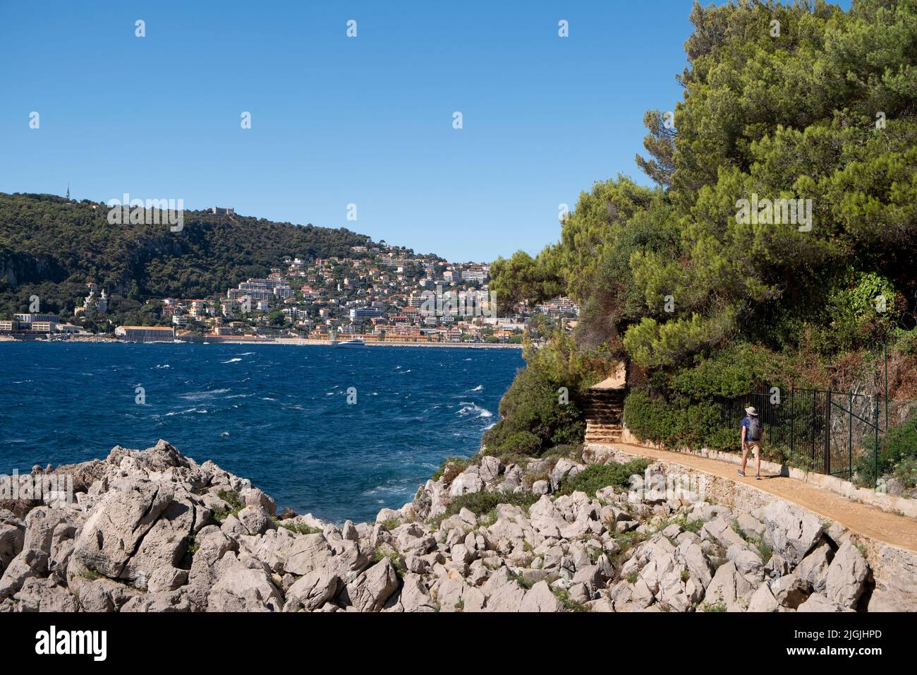 Uomo sul sentiero escursionistico intorno a St-Jean-Cap-Ferrat, Costa Azzurra, Francia Foto Stock