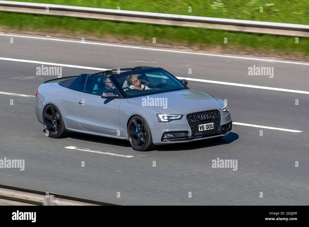 2015 Grigio Audi A5 S5 TFSI quattro Auto V6 S Tronic 2995cc Cabriolet; viaggiando sull'autostrada M61, Manchester, Regno Unito Foto Stock
