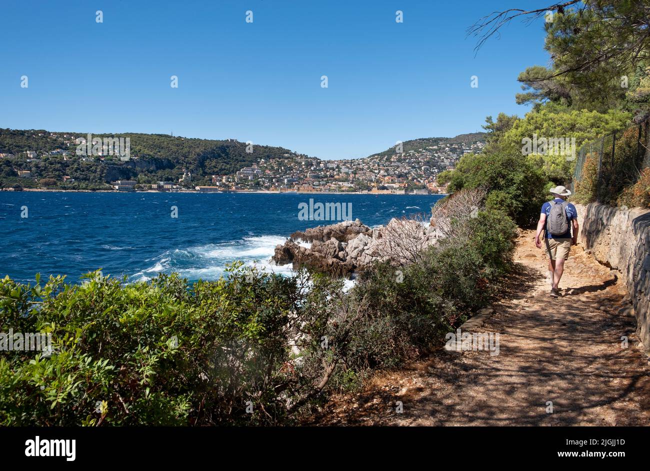 Uomo sul sentiero escursionistico intorno a St-Jean-Cap-Ferrat, Costa Azzurra, Francia Foto Stock