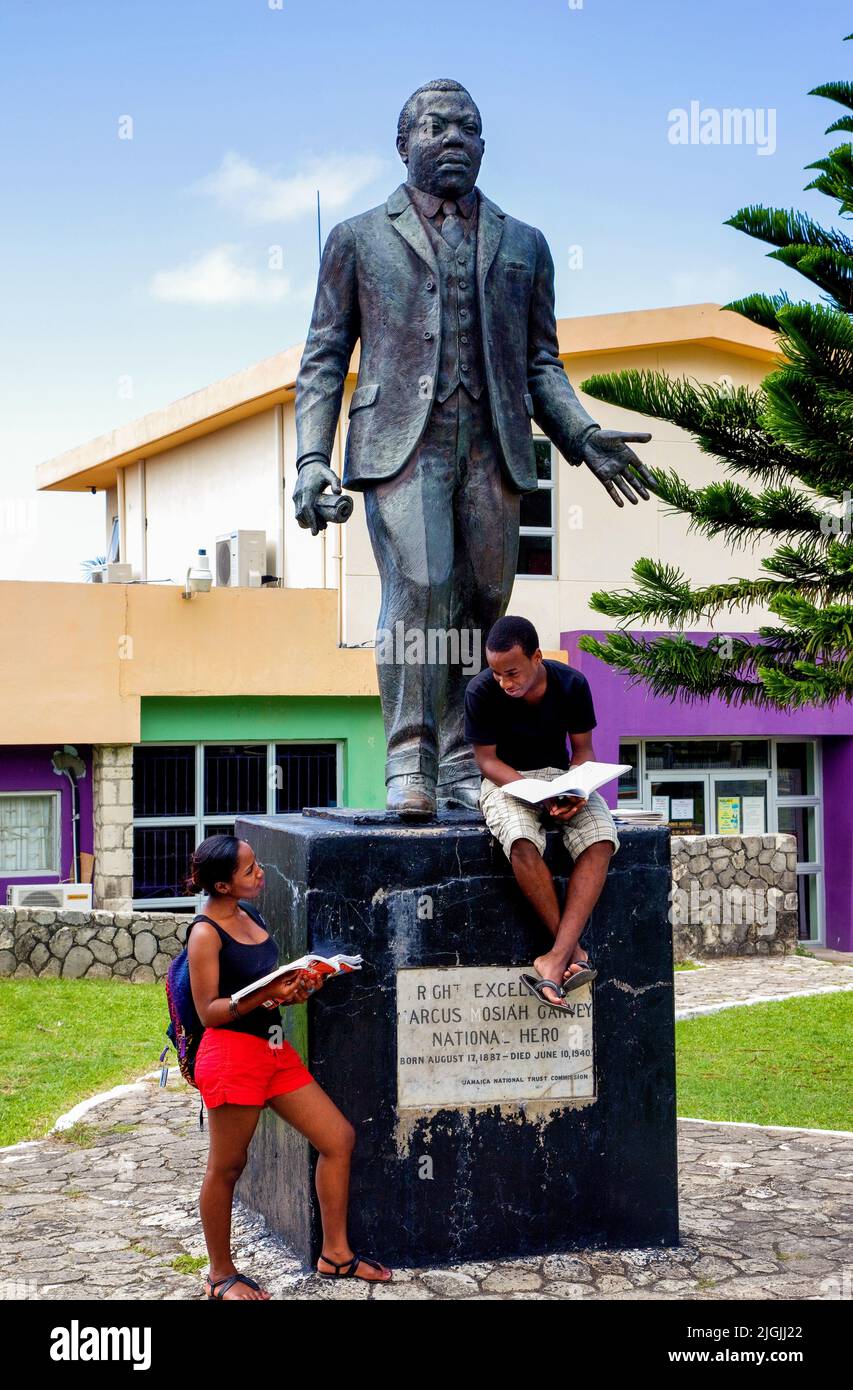 Giamaica, Baia di Sant'Ann, statua di Marcus Garvey, uno dei primi attivisti a combattere per i diritti del popolo nero. Marcus Mosia Garvey, Jr., (1 Foto Stock