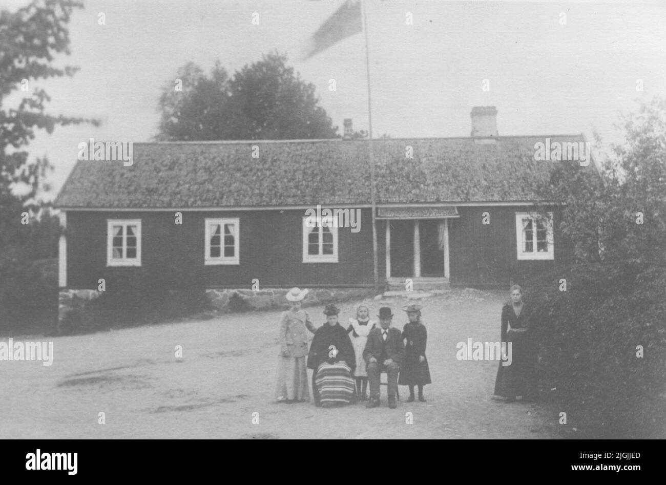 Residenza dell'insegnante di skola presso la vecchia scuola elementare di Forgelshed con la famiglia dell'insegnante. Foto Stock