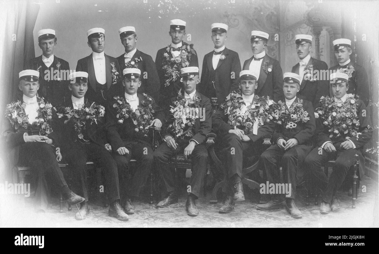 Fotografia di gruppo uomo sugli studenti. Un tale direttore marino, un ingegnere elettrico, tre ingegneri, due sacerdoti, un medico, due ufficiali, un giornalista, un geologo e un prigioniero. Foto Stock
