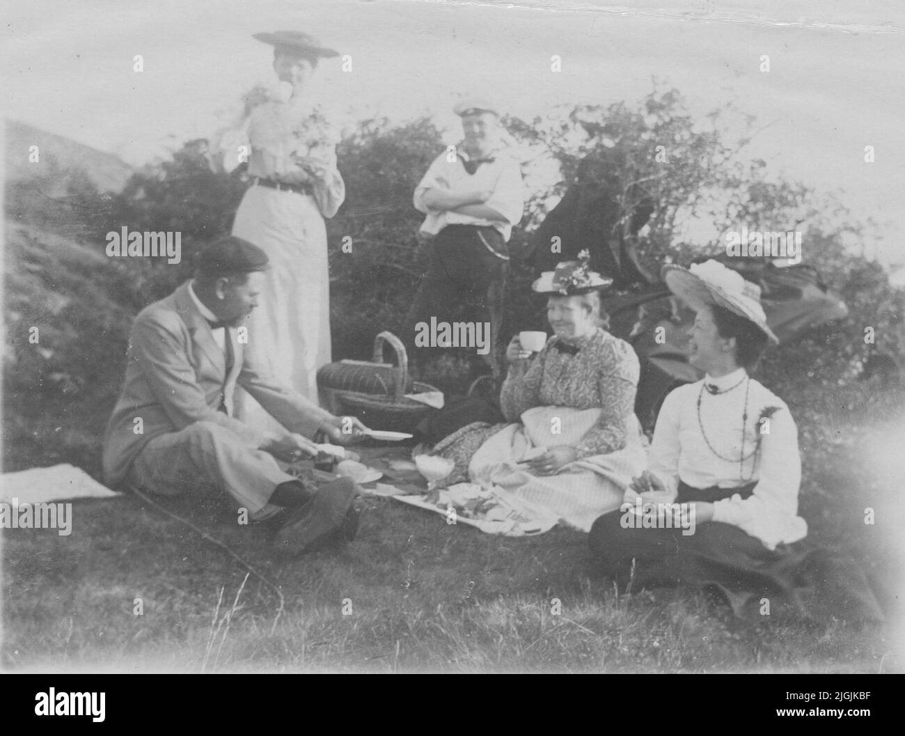 Carl Sandstén, laureato in bandiera, sulla sinistra, con la famiglia in escursione su Rollsö nel 1902. Foto Stock