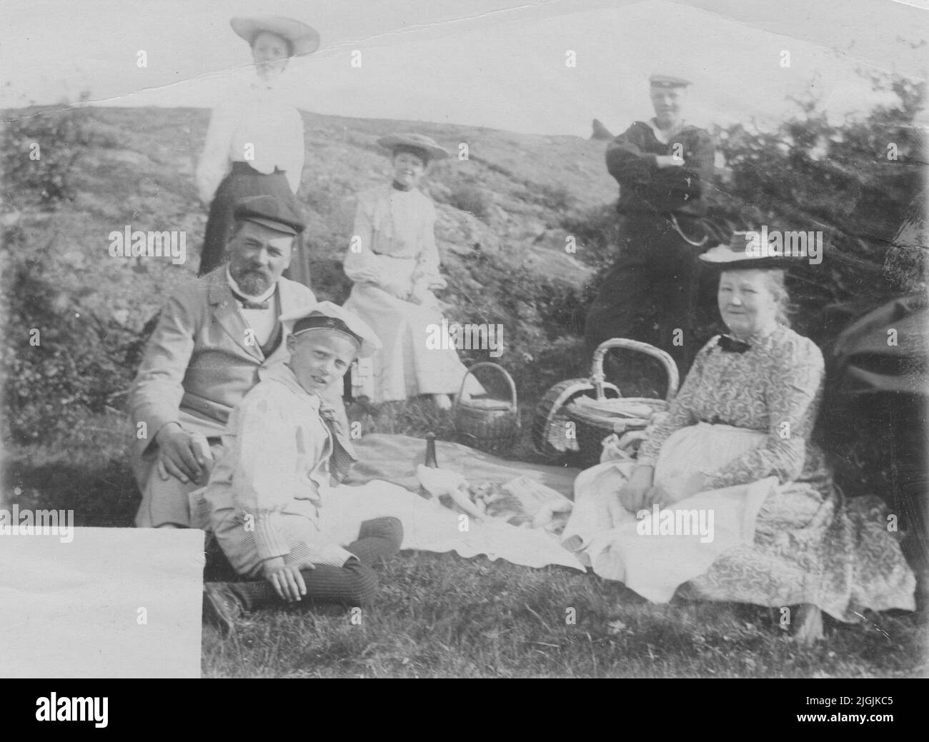 Carl Sandstén, laureato in bandiera, sulla sinistra, con la famiglia in escursione su Rollsö nel 1902. Foto Stock