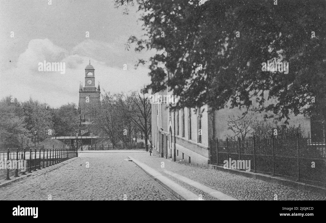 Klockstapel il campanile nel Parco Admiralty e parti del tunnel visto da Södra Kungsgatan a Karlskrona. Foto Stock