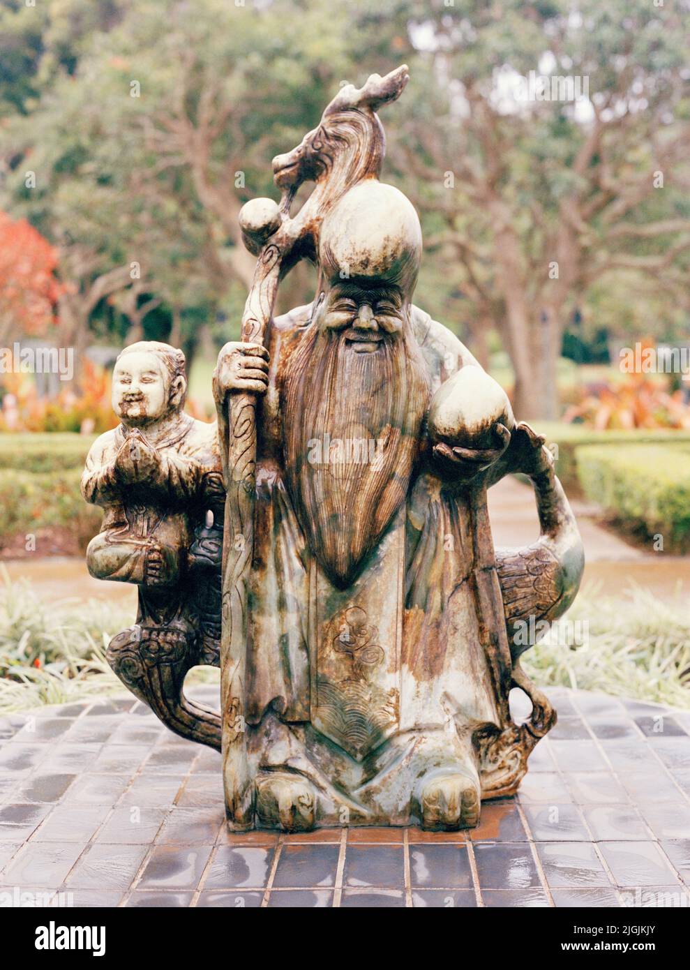 Una statua di Shou-xing, il dio cinese della longevità sul giardino del Four Seasons Resort Lana'i, il Lodge a Koele. Lana'i, Hawaii, USA. Foto Stock