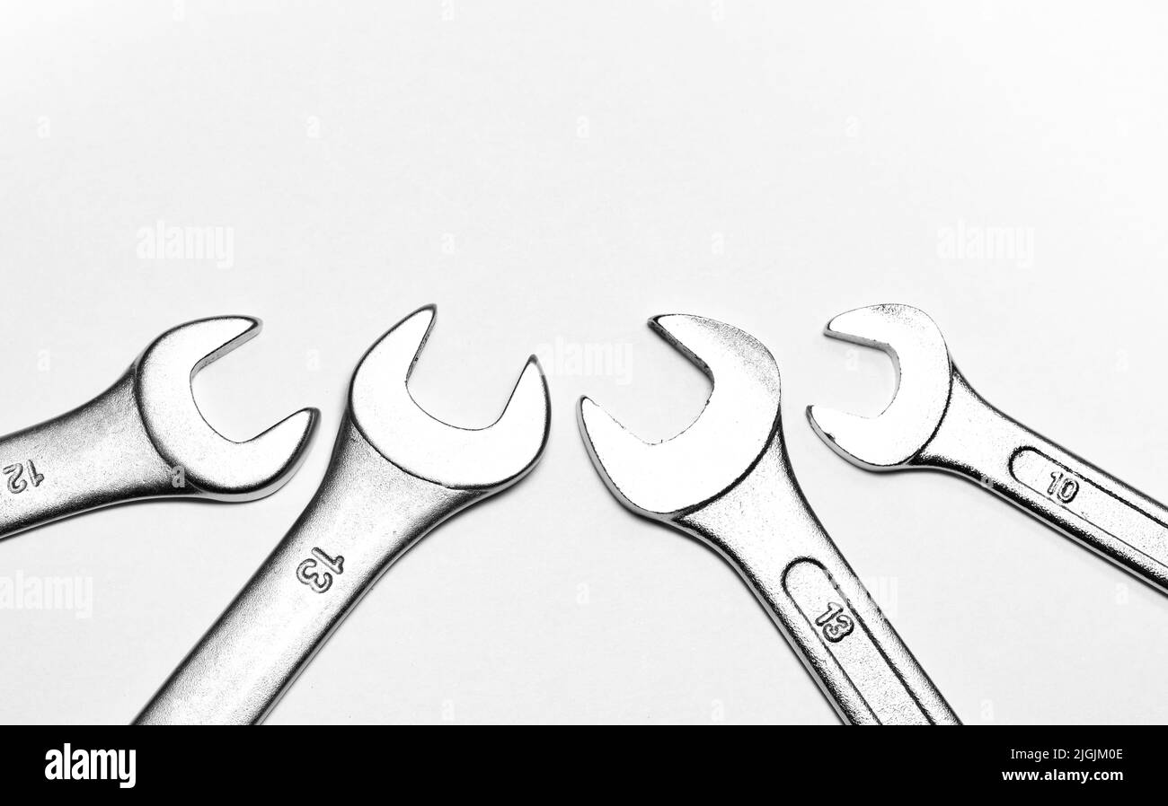 Attrezzi meccanici. Chiavi piatte per allentare le viti. Semplici utensili fai-da-te. Chiavi piatte per primo piano. Tema meccanico. Foto Stock