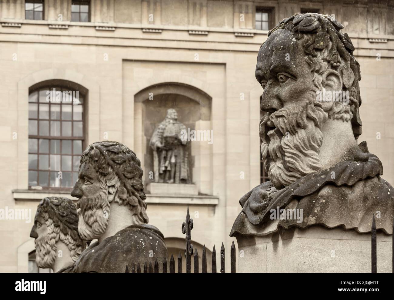 Busti di filosofi classici, Emperor Heads, al Sheldonian Theatre, Oxford a Oxford, Oxfordshire Regno Unito in una giornata piovosa bagnata nel mese di agosto - seppia toned Foto Stock