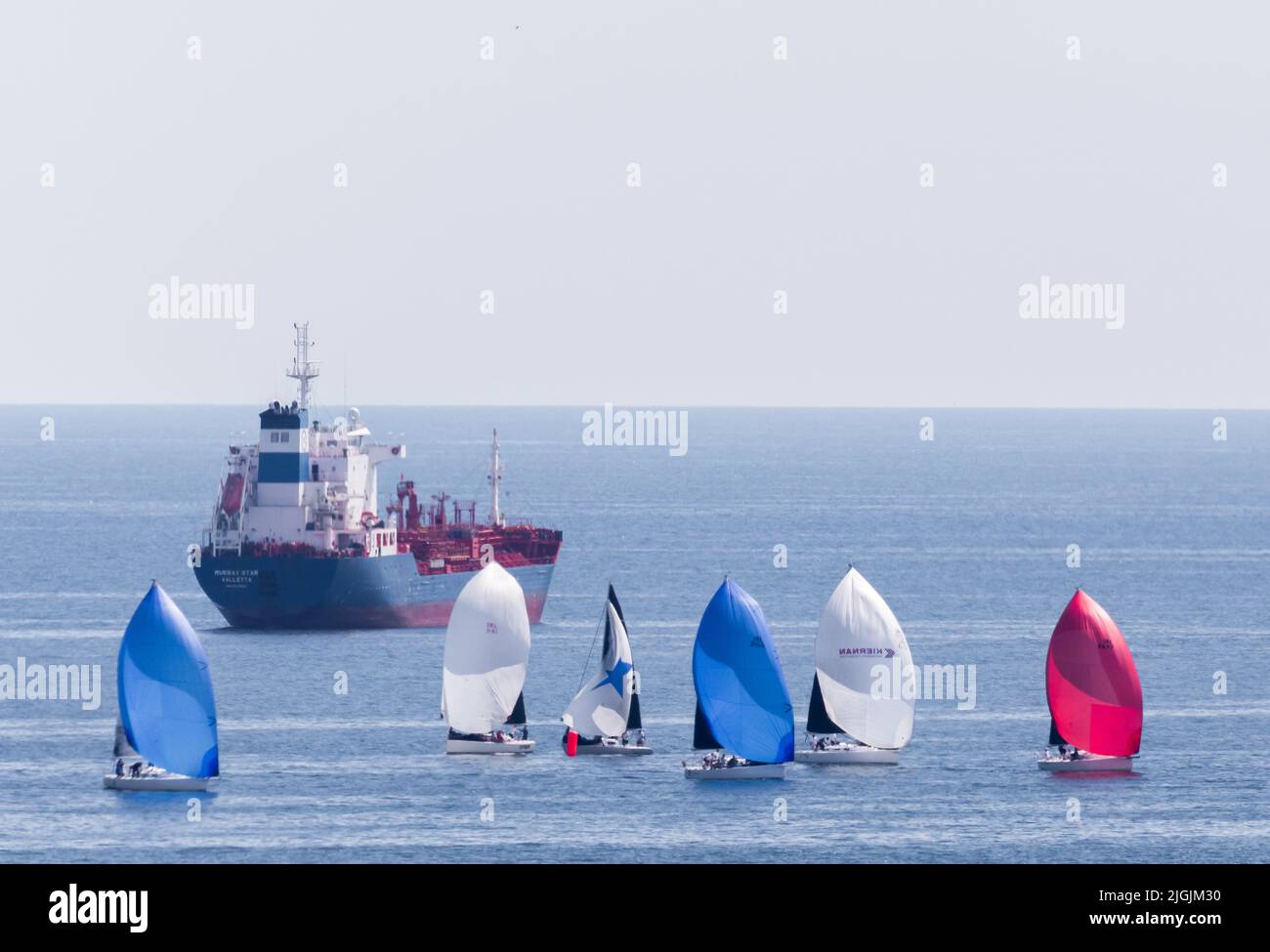 Crosshaven, Cork, Irlanda. 11th luglio 2022. Barche che corrono al di fuori del porto di Cork vicino alla nave ancorata Murrey Star il primo giorno della settimana di Cork di Volvo che si svolge a Crosshaven, Co. Cork, Irlanda.- accreditamento; David Creedon / Alamy Live News Foto Stock