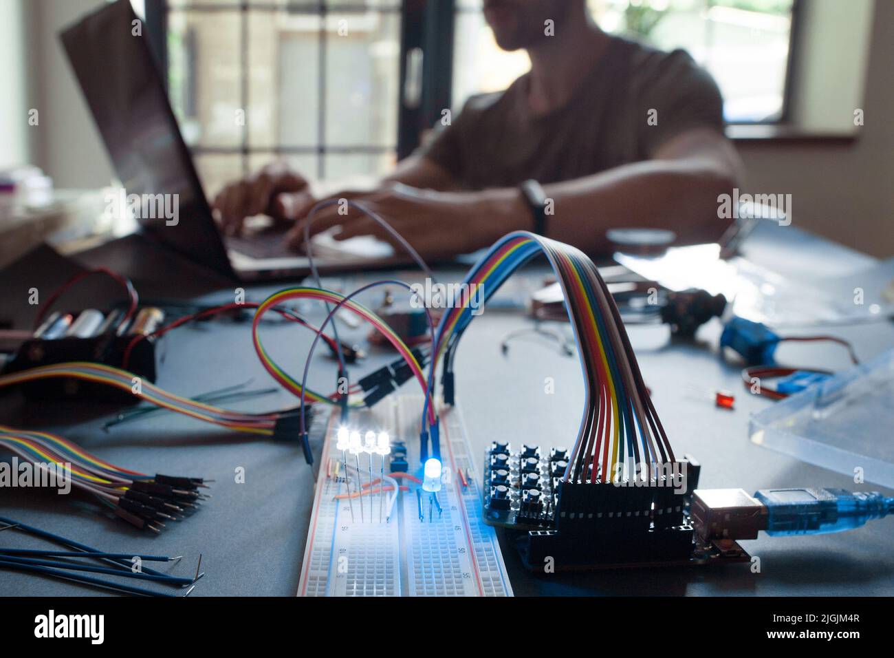 Studente di educazione tecnologica che studia su laptop Foto Stock