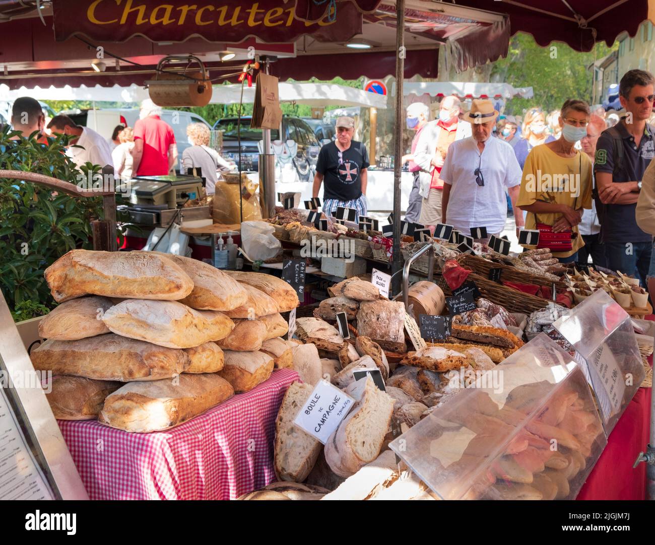 Giornata del mercato con bancarelle e cibo, Lourmarin, Provenza, Francia Foto Stock