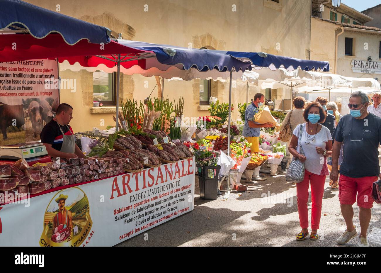 Giornata del mercato con bancarelle e cibo, Lourmarin, Provenza, Francia Foto Stock