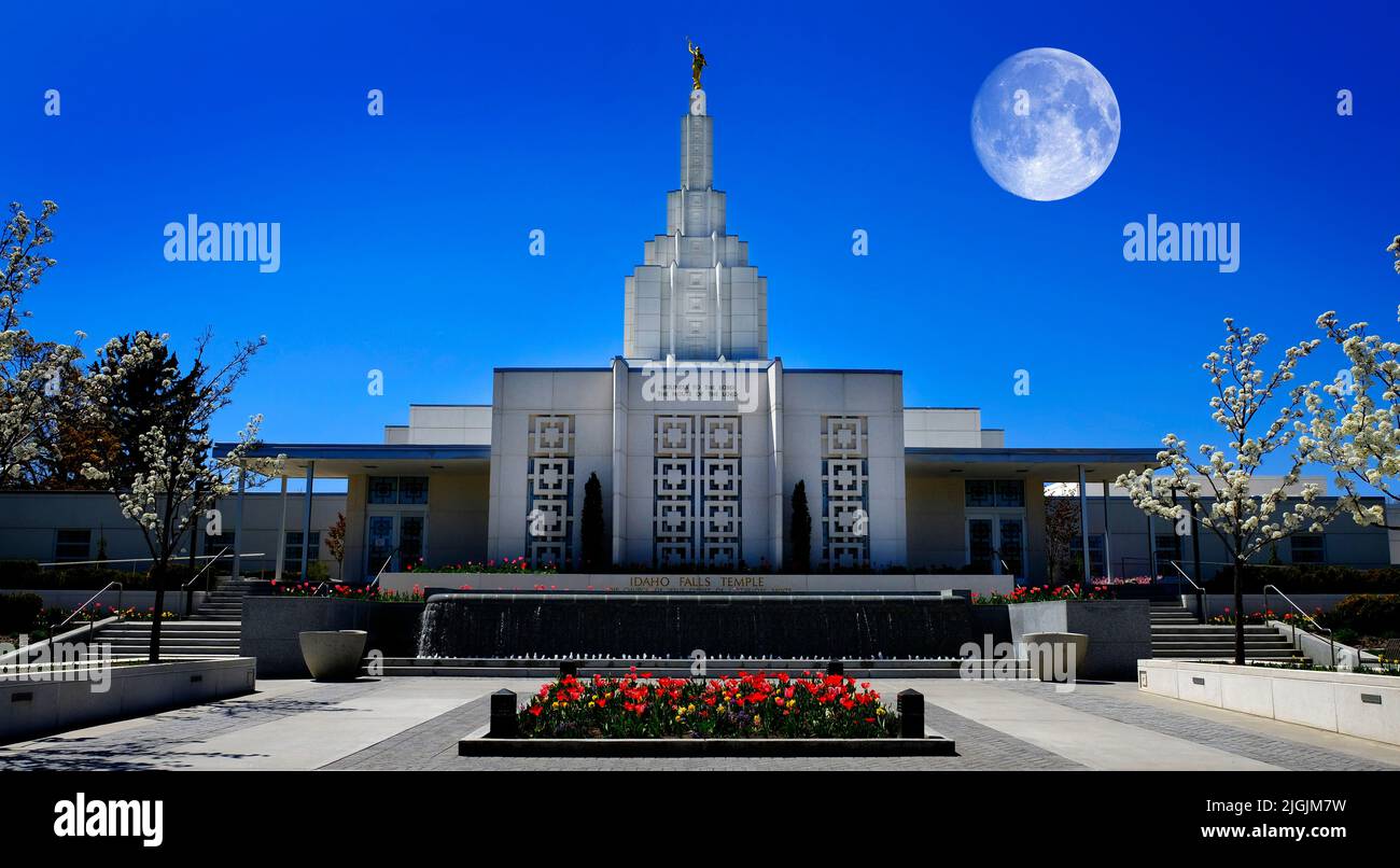 Idaho Falls LDS Mormon ultimo giorno Saint Tempio con Blue Sky religione culto religioso con luna di toro Foto Stock