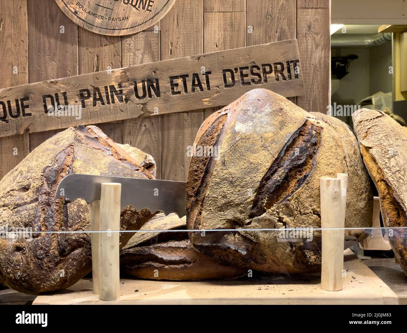 Pane lievitato naturalmente all'interno di Les Halles De Lyon Paul Bocuse, Lione, Francia Foto Stock