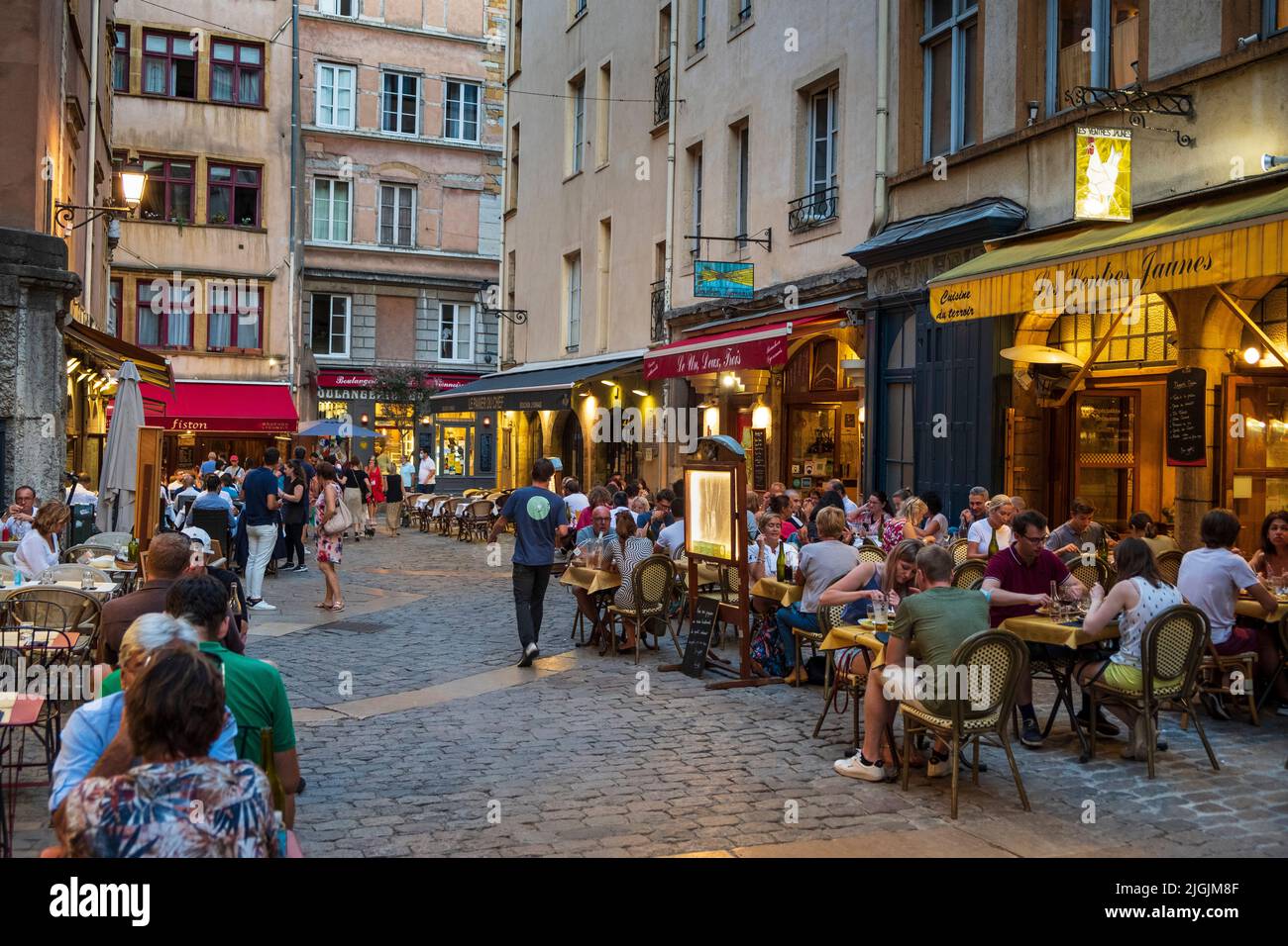 Ristoranti di strada al centro storico Vieux Lyon, patrimonio mondiale dell'UNESCO Lione, Rodano Alpi, Francia Foto Stock