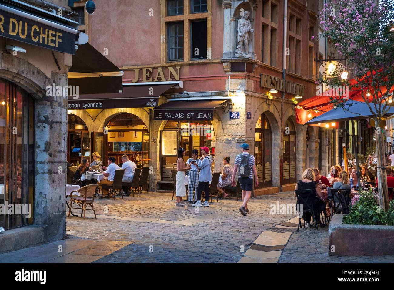 Ristoranti di strada al centro storico Vieux Lyon, patrimonio mondiale dell'UNESCO Lione, Rodano Alpi, Francia Foto Stock