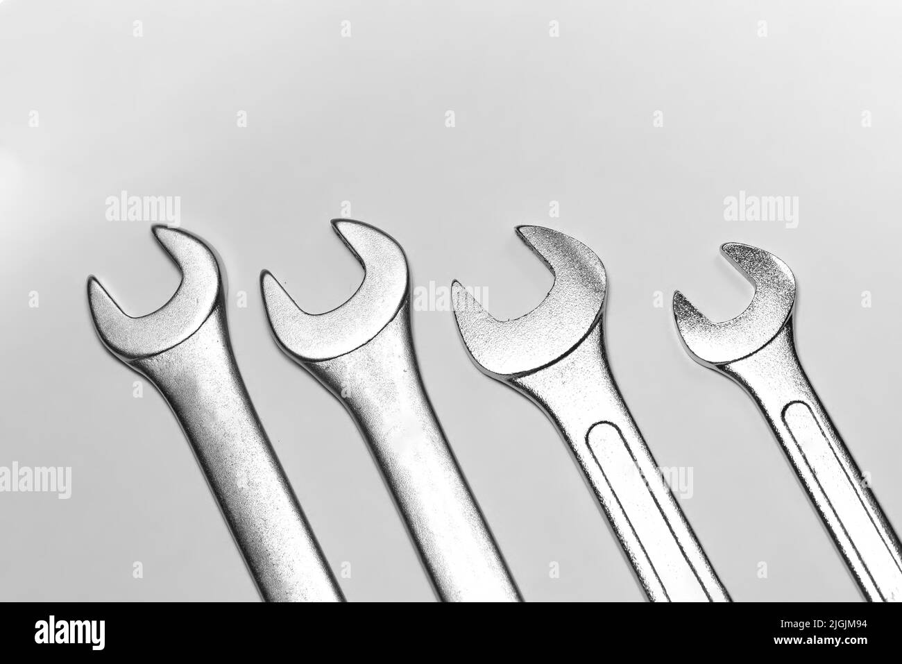 Attrezzi meccanici. Chiavi piatte per allentare le viti. Semplici utensili fai-da-te. Chiavi piatte per primo piano. Tema meccanico. Foto Stock