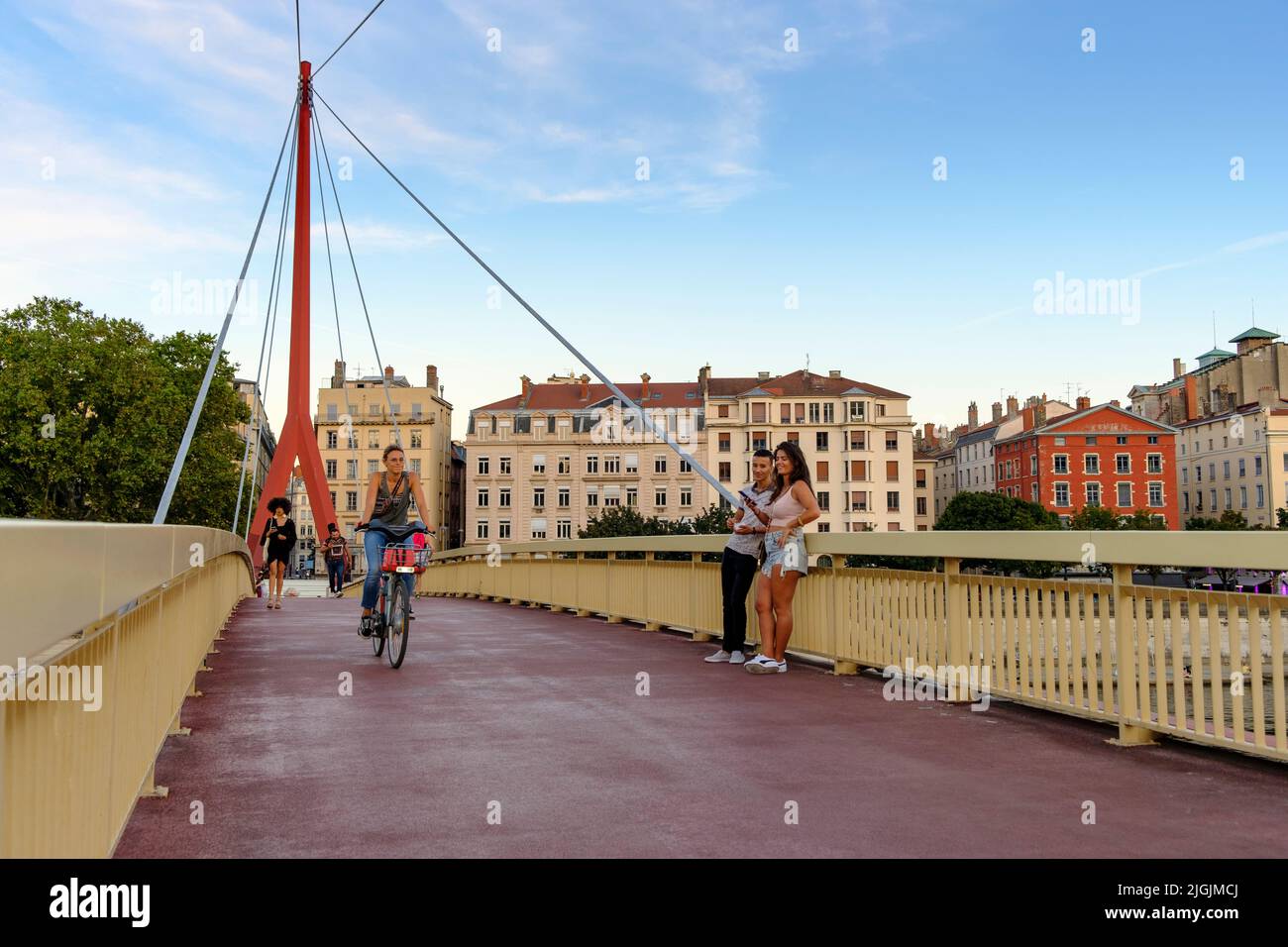 Persone che attraversano Passerelle du Palais de Justice Bridge sul fiume Saone guardando verso il centro di Lione, Francia Foto Stock