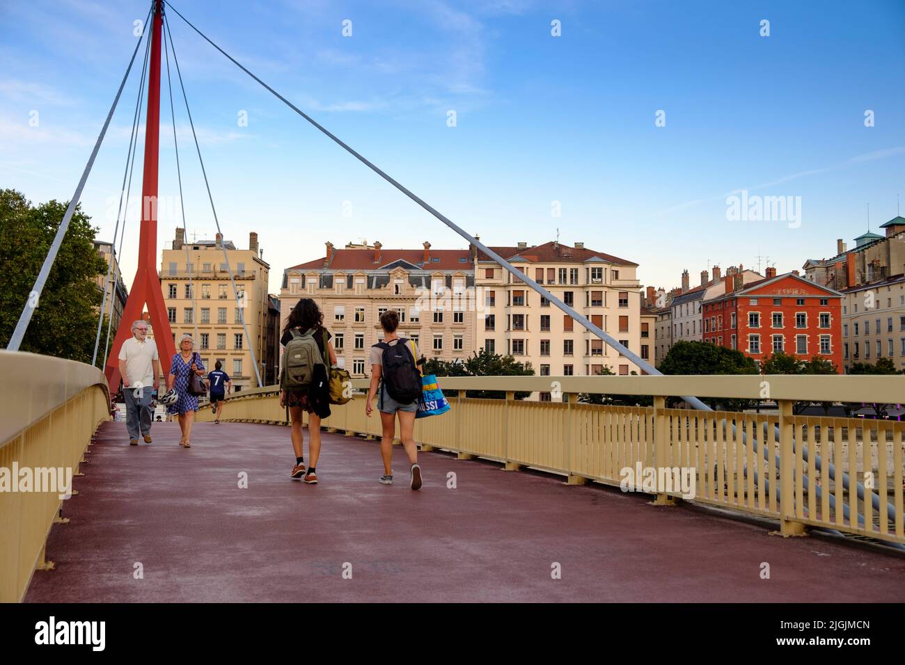 Persone che attraversano Passerelle du Palais de Justice Bridge sul fiume Saone guardando verso il centro di Lione, Francia Foto Stock