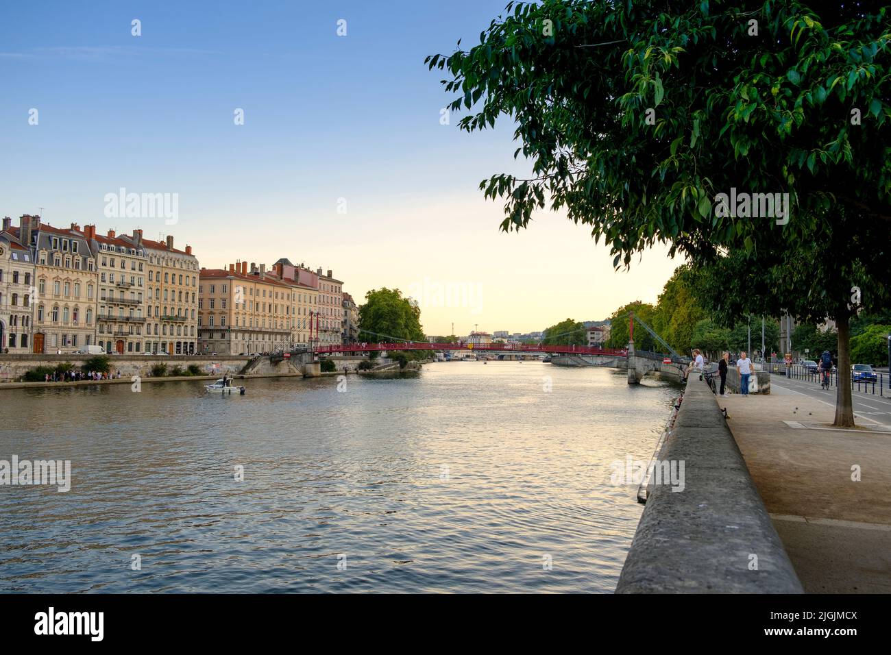 Persone che giocano a Boules dal fiume, Lione, Francia Foto Stock