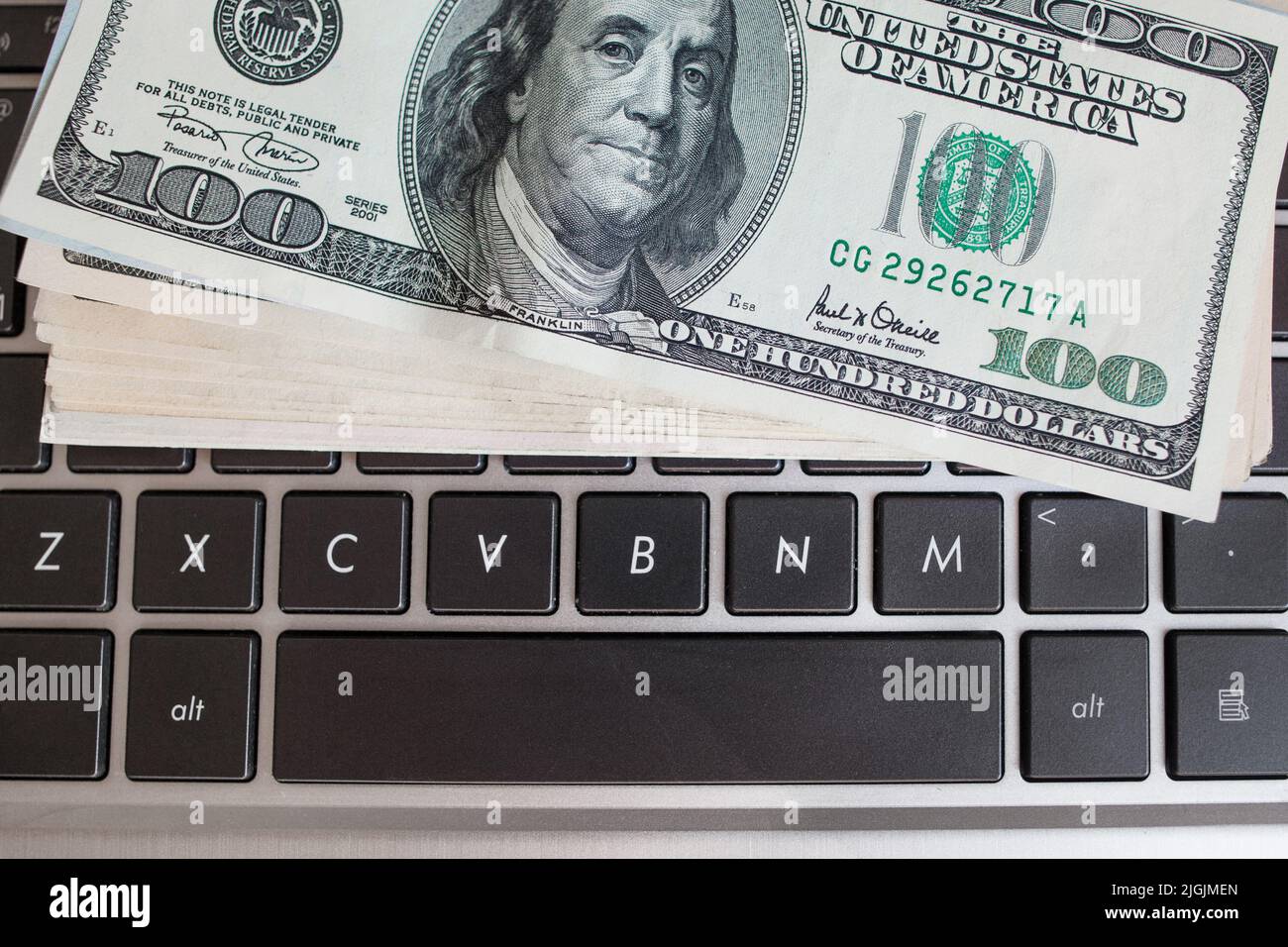 Lotto di un centinaio di dollari bollette sulla tastiera Foto Stock