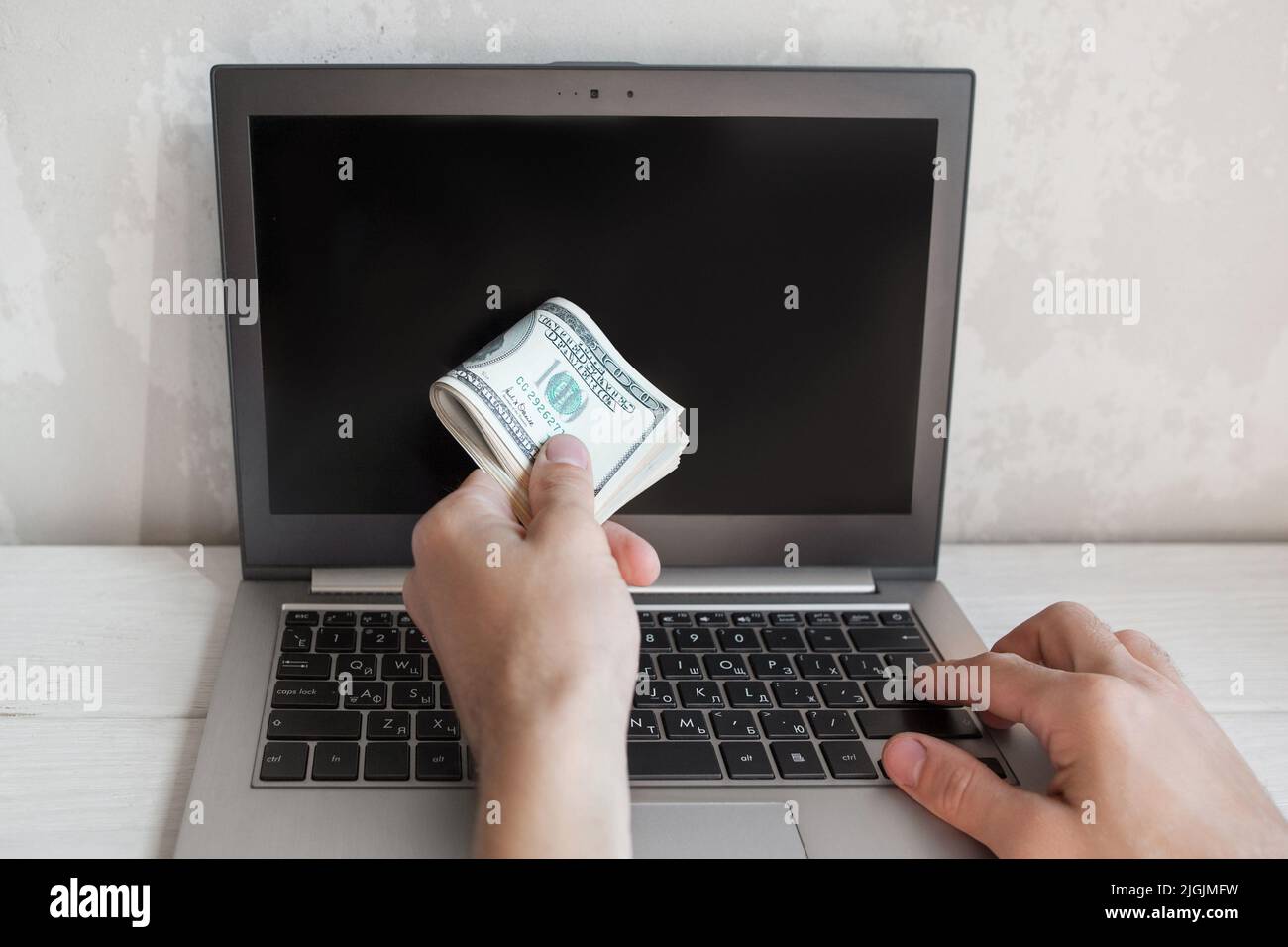 L'uomo ha messo i dollari nel portatile nel dare il gesto Foto Stock