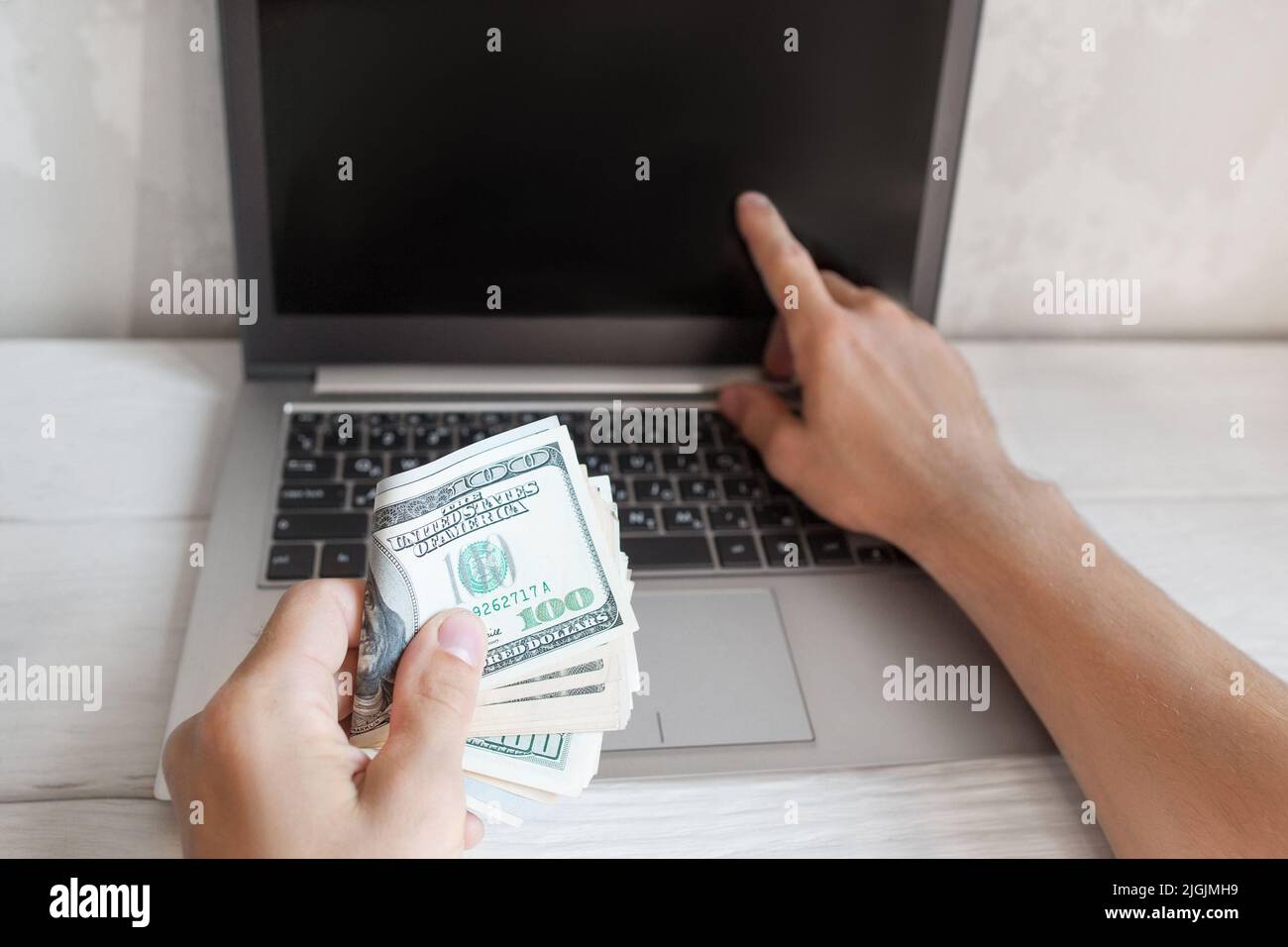 Schermo vuoto del portatile e lotto di fatture Foto Stock