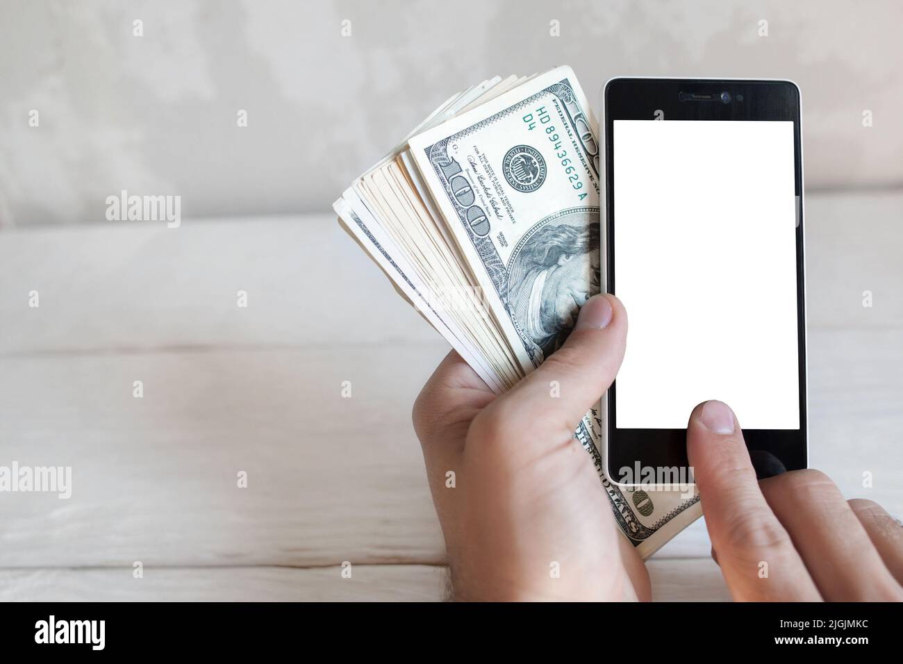 Mano che tiene smartphone e dollari, mockup Foto Stock