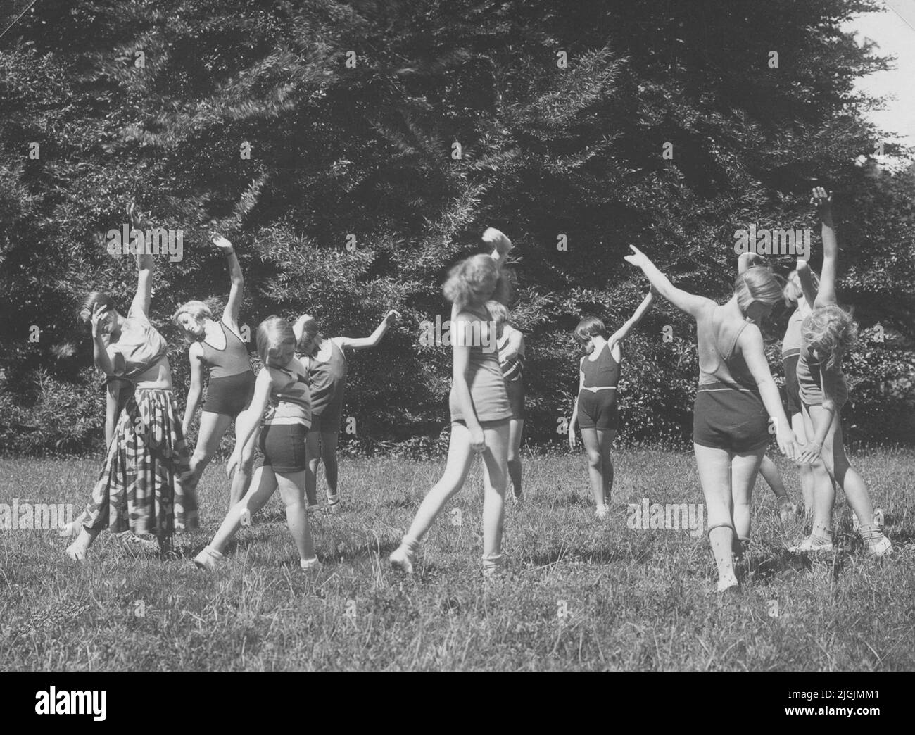 Gymnastik Ronneby. Un gruppo di giovani ginnici in erba verde. Foto Stock Gymnastik Ronneby. Un gruppo di giovani ginnici in erba verde. Foto Stock