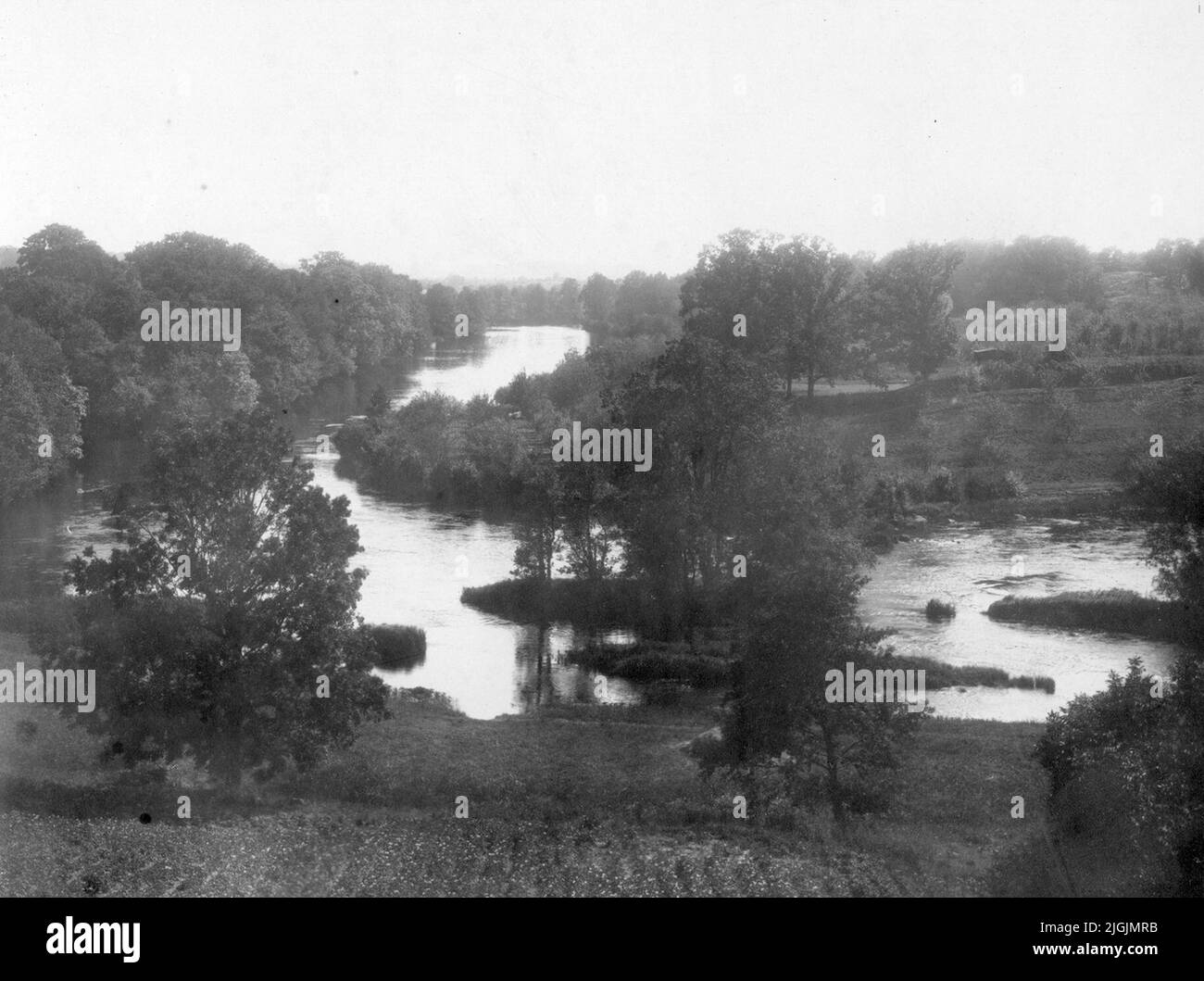 Vattendrag Mörrumsån visto dal vecchio cortile del parsonage e la nuova finestra sud del parsonage Foto Stock