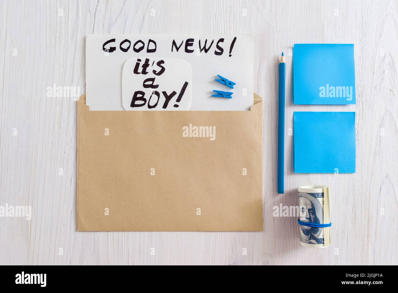 È un biglietto di auguri ragazzo in busta, piatto Foto Stock