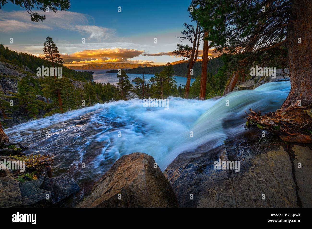 Tramonto sopra Lower Eagle Falls e Emerald Bay, Lake Tahoe, California Foto Stock