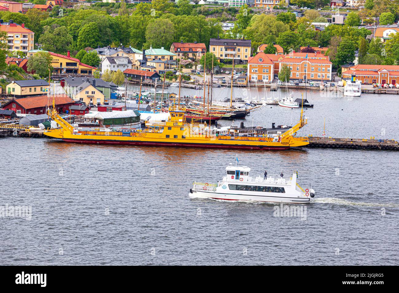 Traghetti e barche a Djurgården, nell'arcipelago di Stoccolma, Svezia Foto Stock