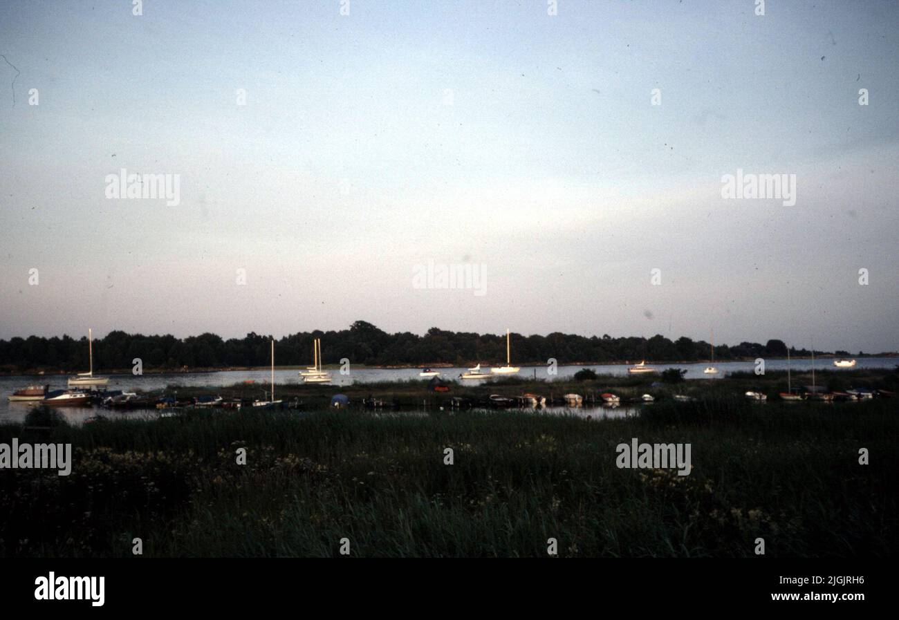 Barche a vela ormeggiate a vela Boj e barche a vela più piccole e a motore in archi. Foto Stock