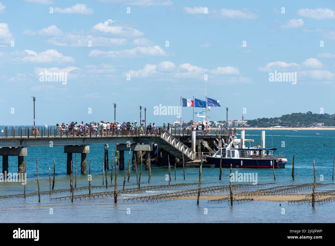 Affacciato sui letti di ostriche, il molo di Belisaire è il punto di partenza per gli incroci con Arcachon e le crociere sul bacino di Arcachon Foto Stock