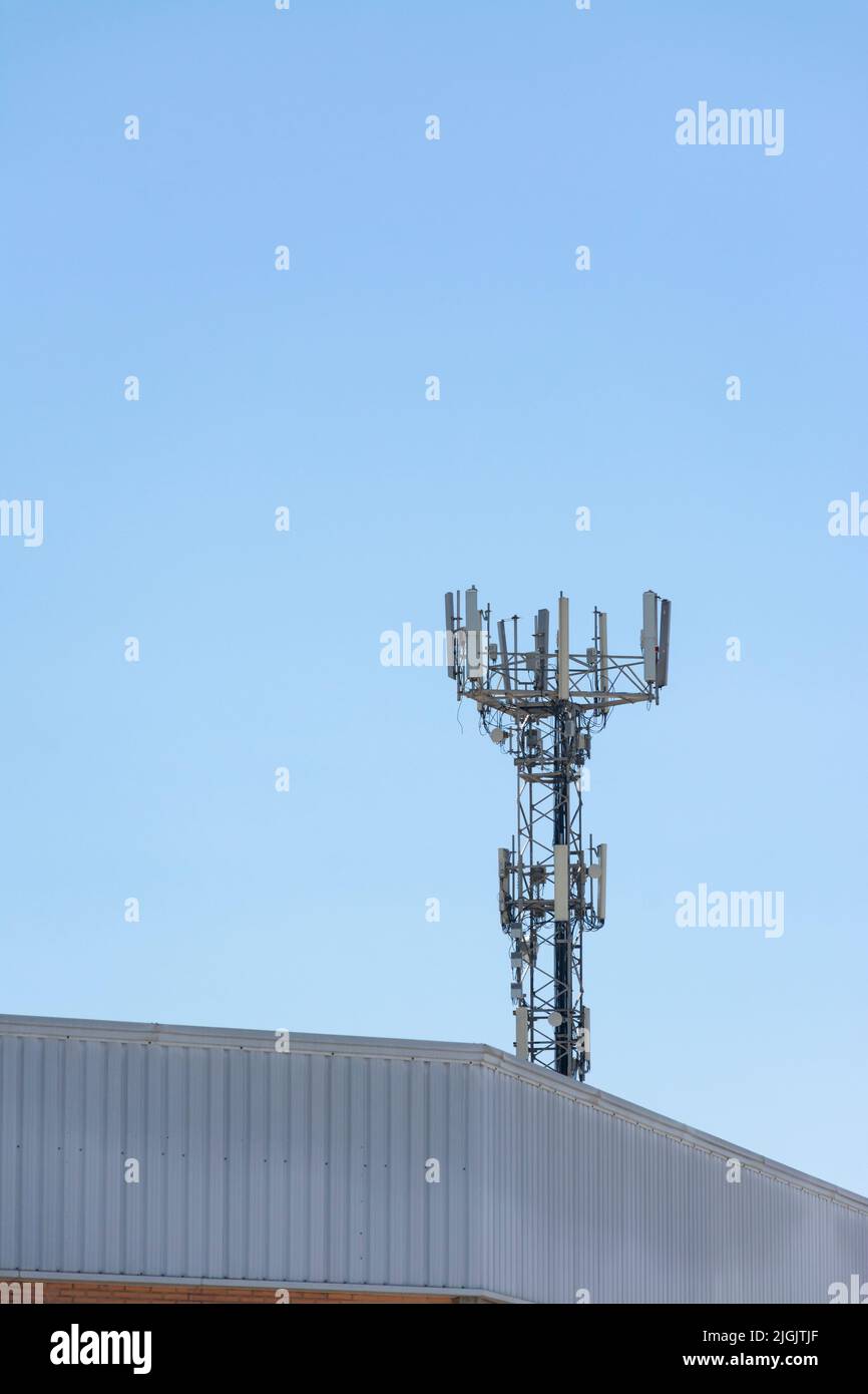 Torretta di comunicazione con antenne per segnale wifi, concetti di 5g, trasmissione o posizionamento dei dati. Immagine verticale Foto Stock