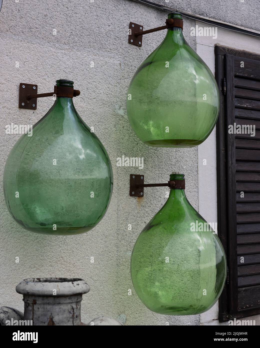 Fiasche di vetro verde, città collinare istriana di Motovun, Croazia Foto Stock