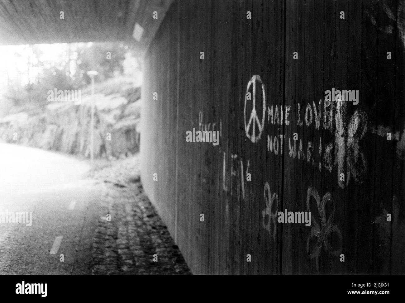 Viadukt il viadotto sotto l'autostrada a Wämö. Doodle sul muro 'Pace, fare amore non guerra. Foto Stock