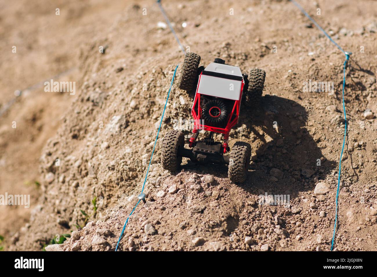 Auto giocattolo buggy che corre su pista di rally Foto Stock