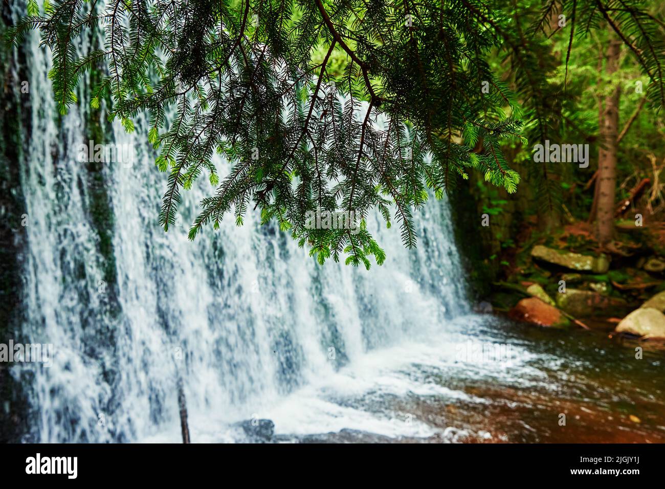 Cascata sul fiume Lomnica nelle montagne di Karpacz in Polonia, bellissimo paesaggio naturale Foto Stock