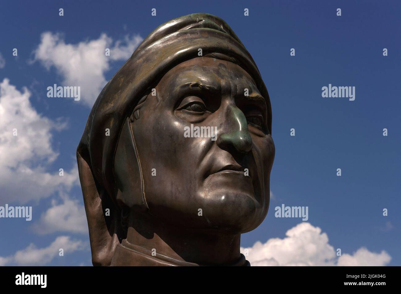 Volto bronzeo del poeta Dante Alighieri (1265-1321) che ricorda la sua parte nella battaglia di Campaldino del 1289, che si erge fuori dal Castello dei conti Guidi a Poppi, in Toscana. Foto Stock
