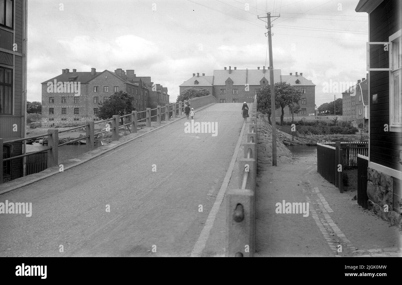 Bro Old Saltöbron con gli edifici più antichi su Saltö sullo sfondo. La scheda presa da Ekholmen. Foto Stock