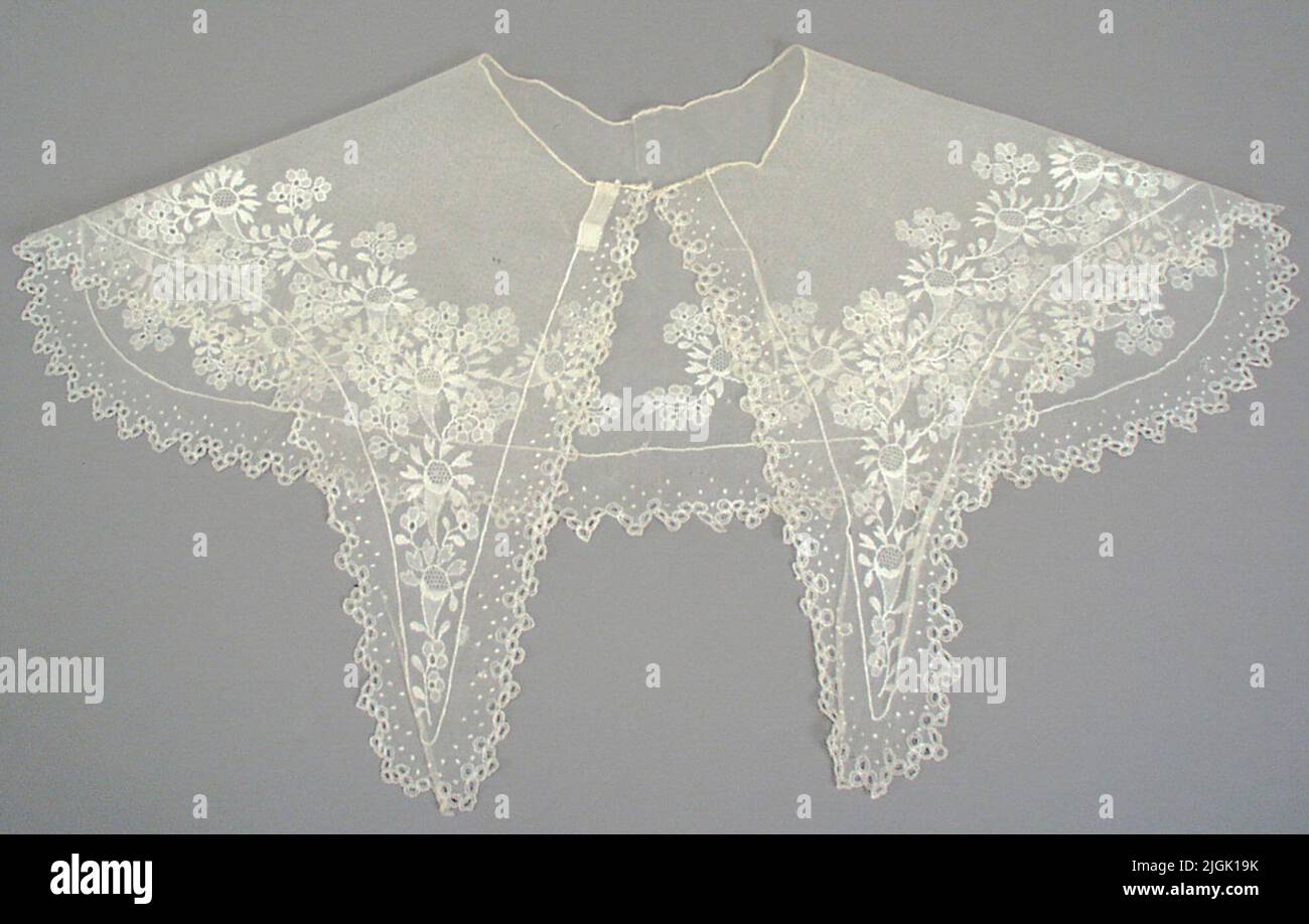 Colletto Krage in tulle bianco con anello di fiori ricamati lungo il bordo e il mantello da cucito. Angoli arrotondati e cesoie lunghe. Ricamato dalla madre del donatore intorno al 1900. (Signe Rydén morto nel maggio.1964, 91 anni) regalo 1964-06-20 da BC. Rydén, capo supervisore di Karlskrona. Foto Stock