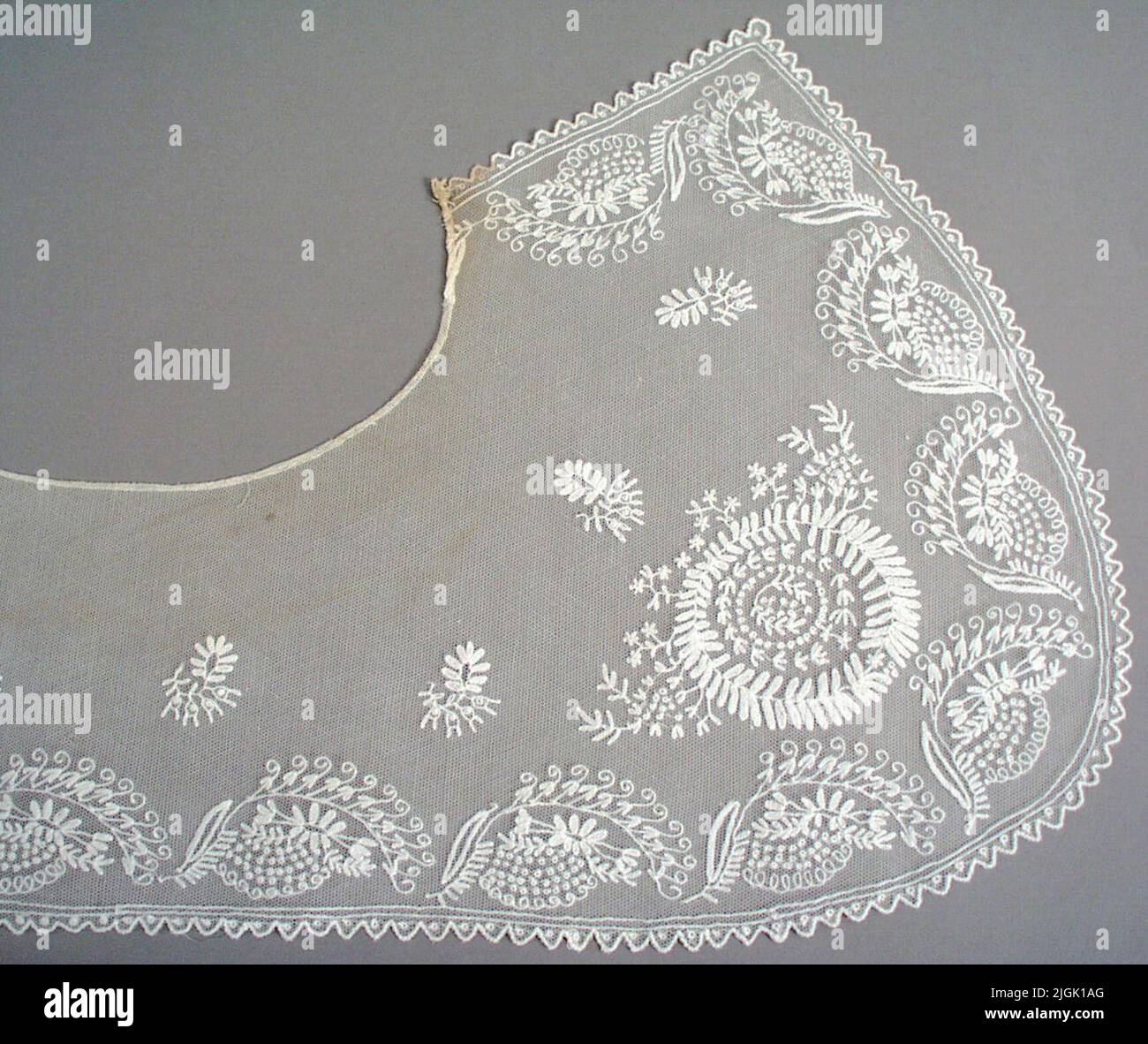 Colletto Krage in tulle ricamato bianco. Angoli arrotondati. Apparteneva alla nonna del donatore di nome Amanda Andersson che era sposata con il costruttore J.A. Andersson, morì nel 1927 e aveva 74 anni. Regalo 1967-10-20 da conservatore Folke Svensson a Karlskrona. Foto Stock