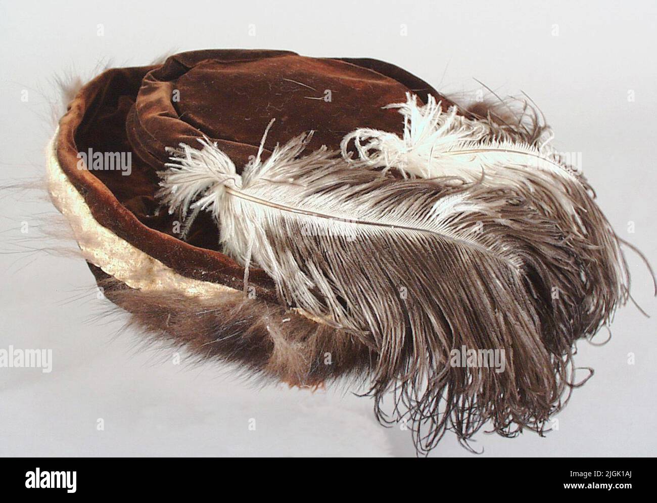 Hatt cappello da donna di seta marrone con pennarello marrone e pelo. Alimentazione nero. Due piccoli cerotti all'interno. Telaio di cappello-tulle e karka. Etichetta nera con testo in oro 'Elise Jacobson di fronte a Stadshotellet Karlskrona'. 260 x 290 mm. Il rinforzo in pelliccia è molto usurato/rotto. È stata utilizzata dalla sig.ra Elise Ruben. Nato il 1861-08-23, impegnato nel 1880. Sposò il 1881-09-11 ad Amburgo con il grossista Anton Ruben. Casa propria su Drottninggatan 48, Karlskrona, e la proprietà Avvelsgärde nella parrocchia del Loose. La sig.ra Ruben morì il 1933-02-23. L'articolo usato un momento durante il periodo 1880-1906. Regalo in 1942 da Foto Stock