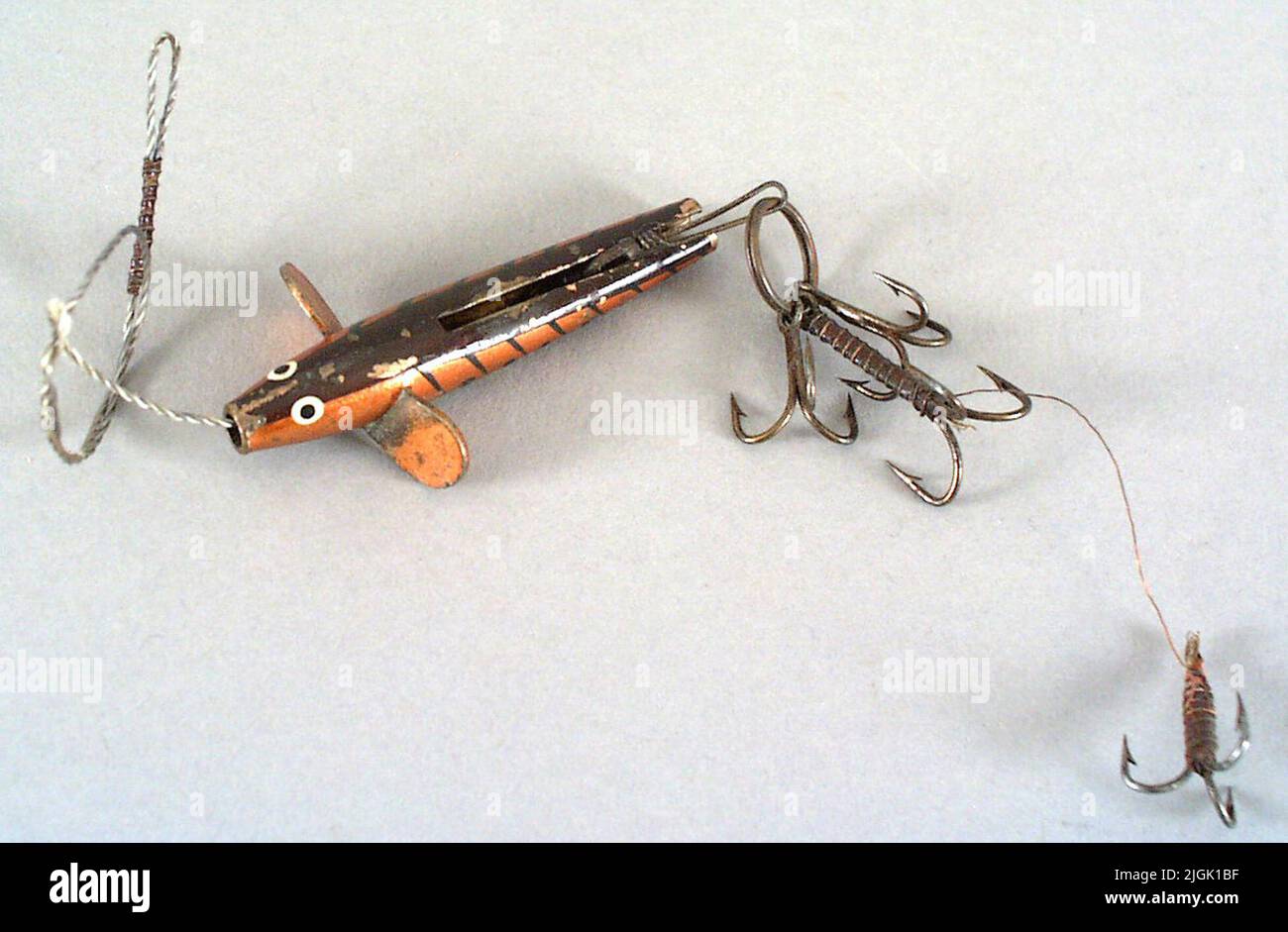 Trascina la ruota Devon con l'anello di affrontare e zampe. Il corpo (lunghezza 6,5 cm) sostituibile. Tafs di filo di acciaio inossidabile rivestito di plastica. Principalmente per la pesca del luccio. Materiale: Lega di rame lunghezza 9,5 cm, peso 18 grammi. Regalo 16/7-1964 di F. Direttore marino Gustaf Holmberg a Karlskrona. Foto Stock