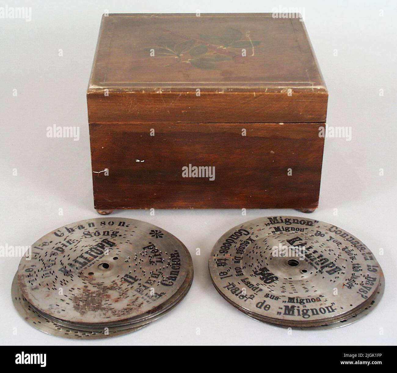 Scatola di gioco Speldosa, con 10 fette di lamiera 22,5 x 5 x 26 x 17 cm. Le diam delle fette. 18 cm del marchio Kalliope. Contiene: La Paloma, Seven Song, Estudiantina, Connais -Tu le Pays di Mignon, Stephanie Gavotte, Letzte Rose di Martha, Babette, Leafs - Waltz, Hiawatha, la bello Polonaiso. Regalo 1972-09 della sig.ra Stephanie Lindström, Karlskrona. (Nato a Odessa nel 1882, sposò il 1910-08-17 nel municipio di New York). Foto Stock