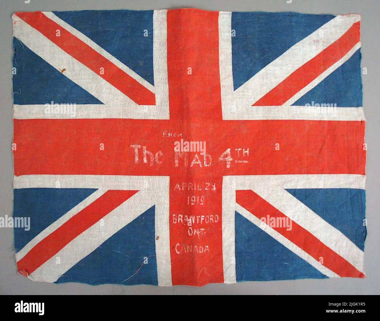 Flagga Bandiera, bandiera britannica. Nel campo intermedio c'è il testo: Dal Mad 4th aprile 24 1919 il Canada malvagio. Il flag non è piegato. Dipinto a mano. Accesso imitatore donna John Lind Gift 1978 dal nuovo proprietario di Linds Fastigen, Sparrensgatan 10, Karlskrona. La valigia (BLM 16893: 28) con contenuto è stata trovata nella costruzione esterna. Parti del contenuto sono state non registrate nella raccolta di oggetti. Foto Stock